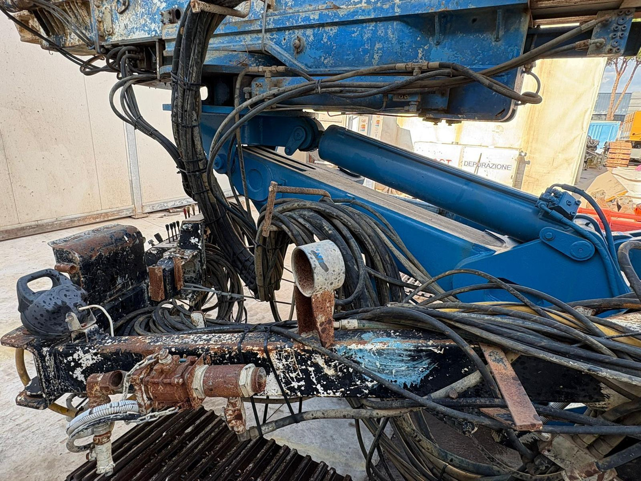 Soilmec SM 401 - Platforma za bušenje: slika Soilmec SM 401 - Platforma za bušenje Soilmec SM 401 - Platforma za bušenje: slika Soilmec SM 401 - Platforma za bušenje