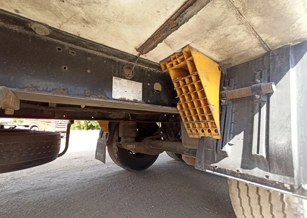 Poluprikolica hladnjača Krone SD: slika Poluprikolica hladnjača Krone SD