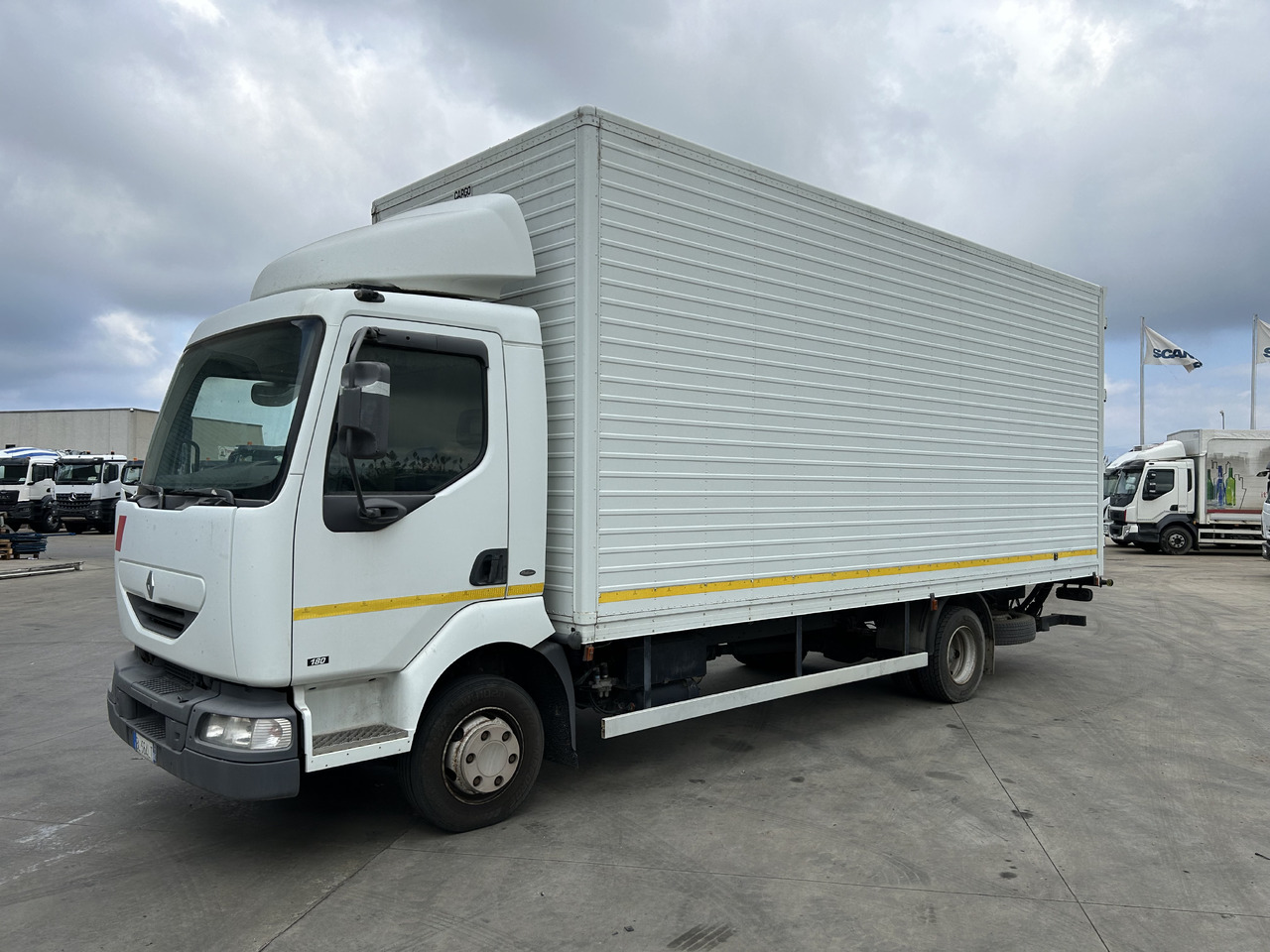 RENAULT Midlum 180 con furgonatarura e sponda - Kamion sandučar: slika RENAULT Midlum 180 con furgonatarura e sponda - Kamion sandučar RENAULT Midlum 180 con furgonatarura e sponda - Kamion sandučar: slika RENAULT Midlum 180 con furgonatarura e sponda - Kamion sandučar