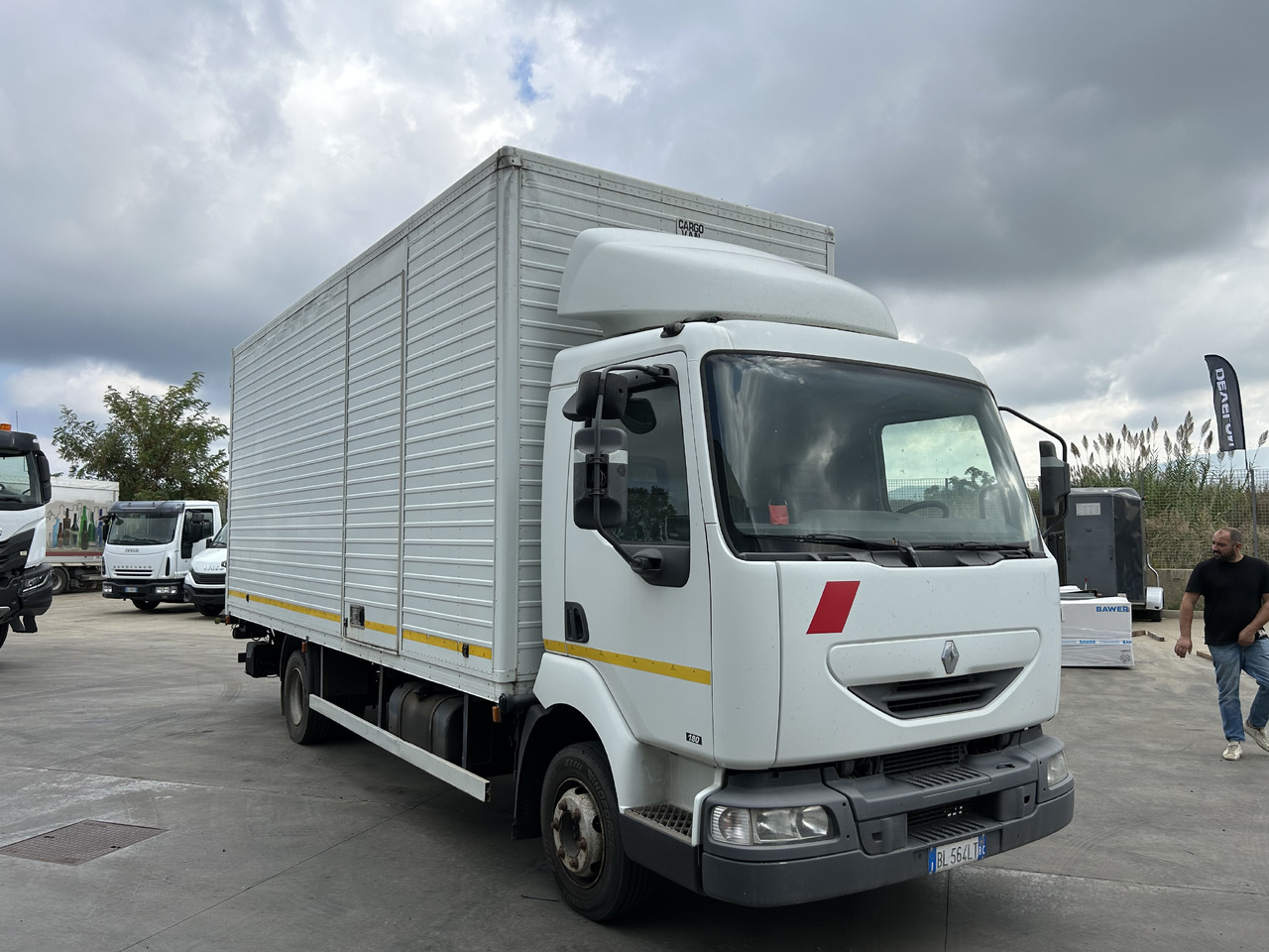 RENAULT Midlum 180 con furgonatarura e sponda - Kamion sandučar: slika RENAULT Midlum 180 con furgonatarura e sponda - Kamion sandučar RENAULT Midlum 180 con furgonatarura e sponda - Kamion sandučar: slika RENAULT Midlum 180 con furgonatarura e sponda - Kamion sandučar