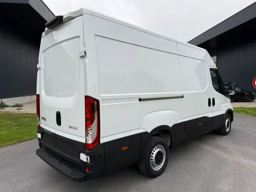 Iveco Daily 35-140 *L2H2*DISPO DE STOCK*Airco*Cruise control - Furgon: slika Iveco Daily 35-140 *L2H2*DISPO DE STOCK*Airco*Cruise control - Furgon Iveco Daily 35-140 *L2H2*DISPO DE STOCK*Airco*Cruise control - Furgon: slika Iveco Daily 35-140 *L2H2*DISPO DE STOCK*Airco*Cruise control - Furgon