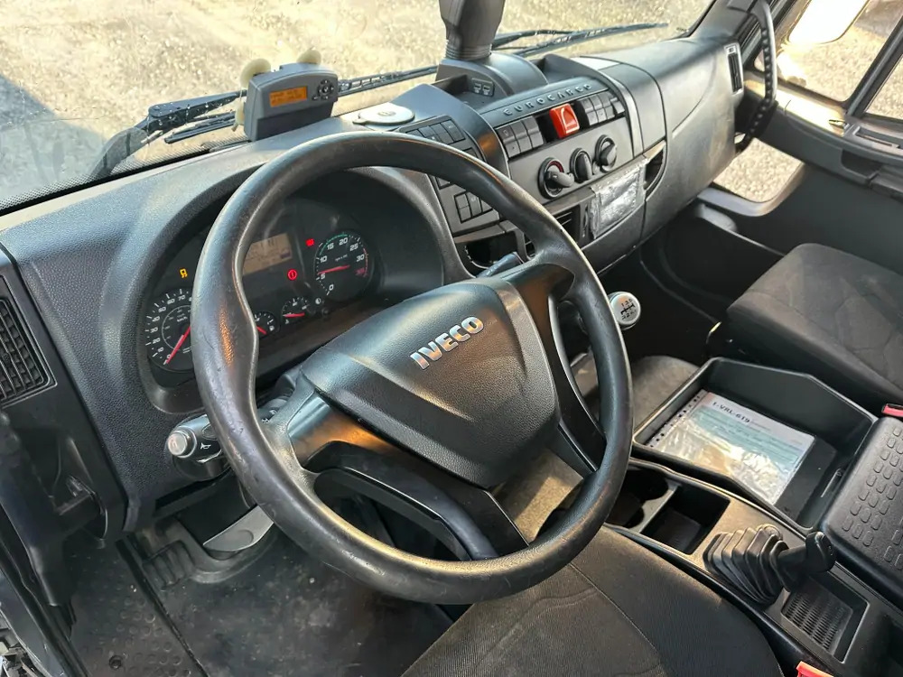 Kamion sandučar Iveco ML120E280 *Hayon 2000 kg*280 CV*caisse 7m8: slika Kamion sandučar Iveco ML120E280 *Hayon 2000 kg*280 CV*caisse 7m8