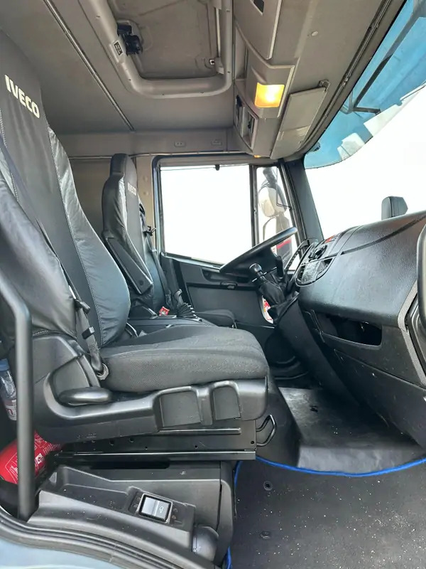 Kamion sandučar Iveco ML120E280 *Hayon 2000 kg*280 CV*caisse 7m8: slika Kamion sandučar Iveco ML120E280 *Hayon 2000 kg*280 CV*caisse 7m8