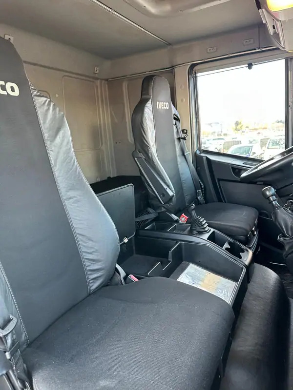 Kamion sandučar Iveco ML120E280 *Hayon 2000 kg*280 CV*caisse 7m8: slika Kamion sandučar Iveco ML120E280 *Hayon 2000 kg*280 CV*caisse 7m8