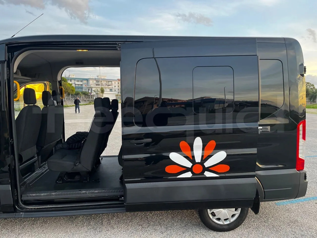 Minibus, Putnički kombi Ford Transit: slika Minibus, Putnički kombi Ford Transit