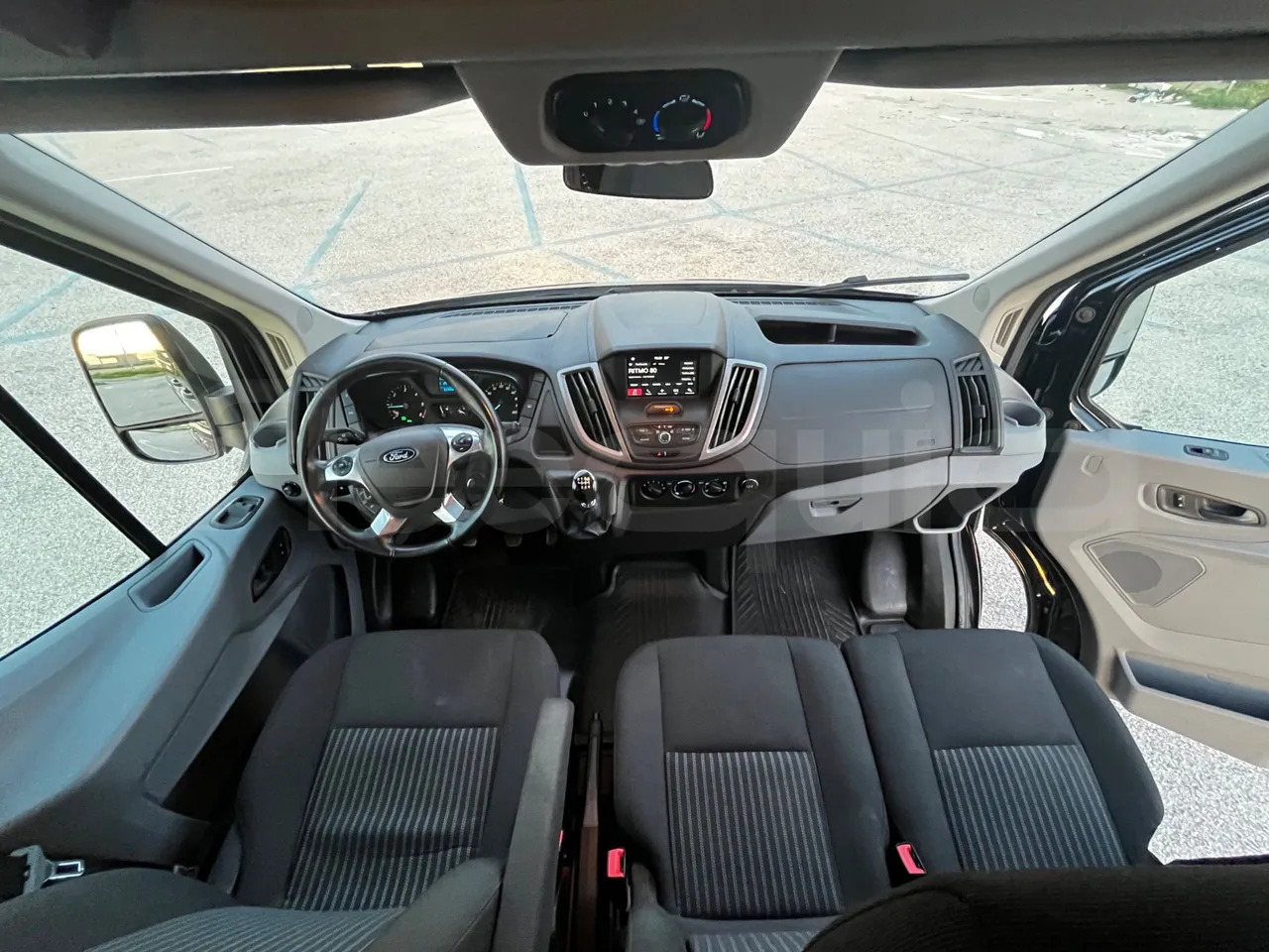 Minibus, Putnički kombi Ford Transit: slika Minibus, Putnički kombi Ford Transit