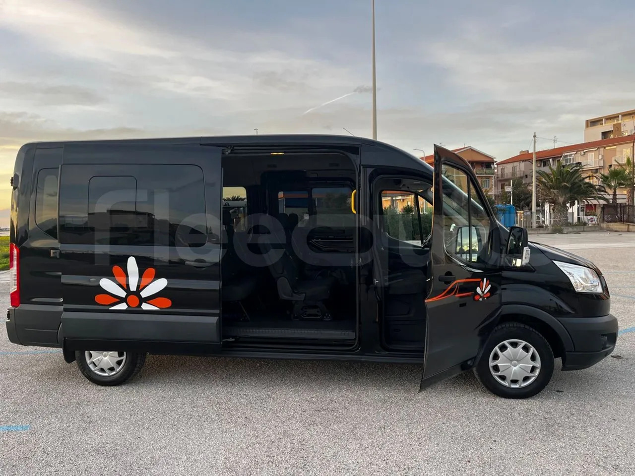 Minibus, Putnički kombi Ford Transit: slika Minibus, Putnički kombi Ford Transit