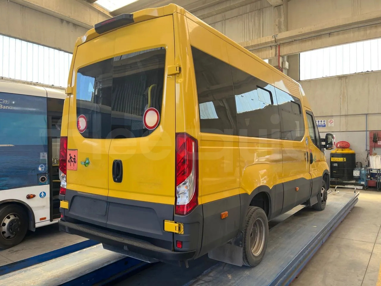 Školski autobus Iveco Daily: slika Školski autobus Iveco Daily