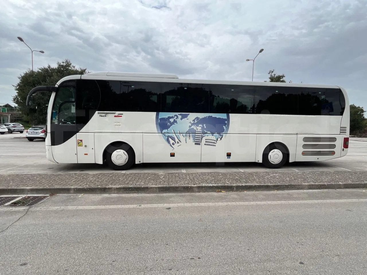 Zakup  Man Lion's Coach Man Lion's Coach: slika Zakup  Man Lion's Coach Man Lion's Coach