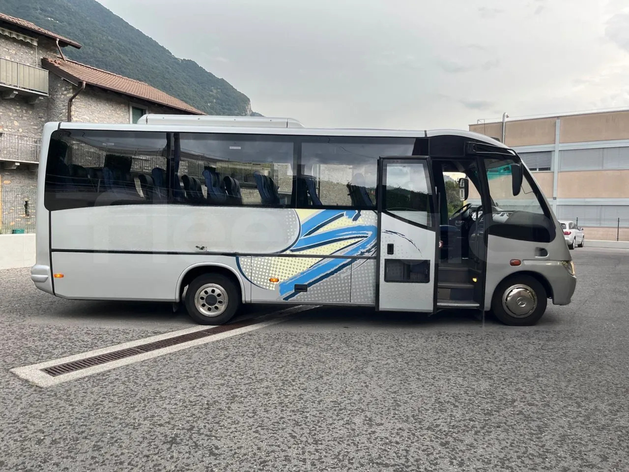 Turistički autobus Mercedes-Benz MB 818 S: slika Turistički autobus Mercedes-Benz MB 818 S