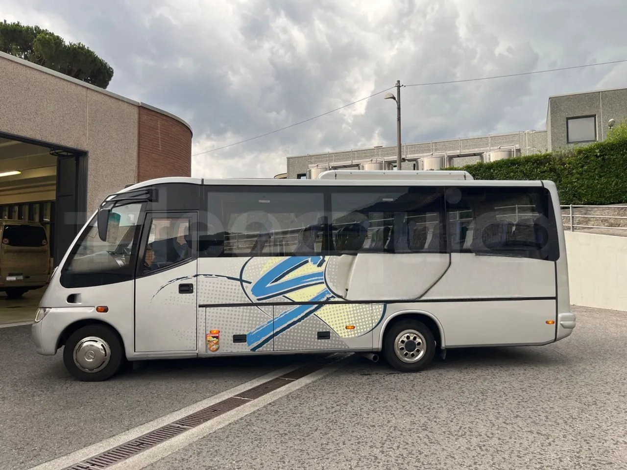 Turistički autobus Mercedes-Benz MB 818 S: slika Turistički autobus Mercedes-Benz MB 818 S