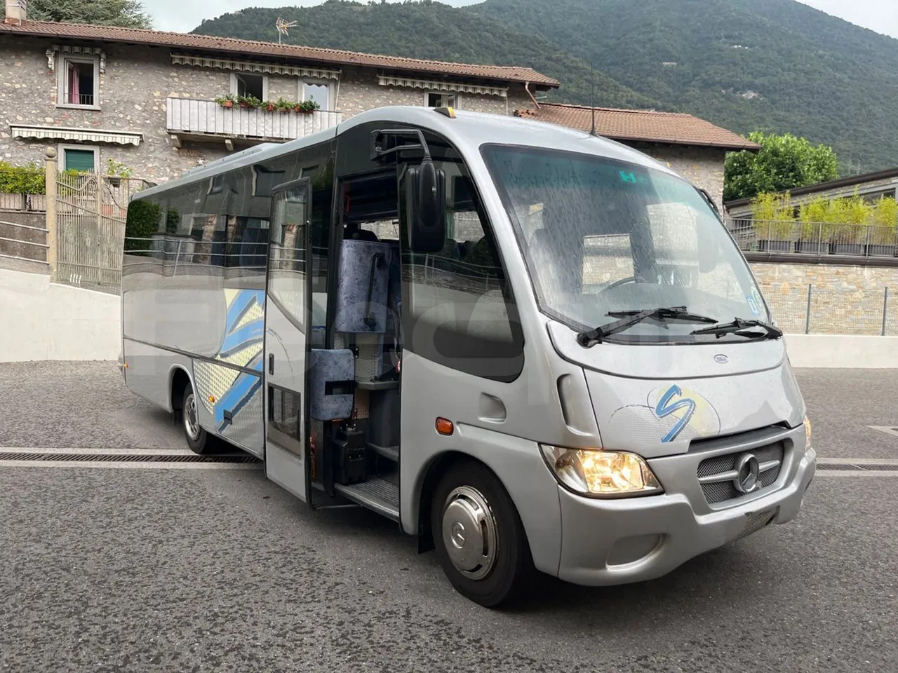 Turistički autobus Mercedes-Benz MB 818 S: slika Turistički autobus Mercedes-Benz MB 818 S