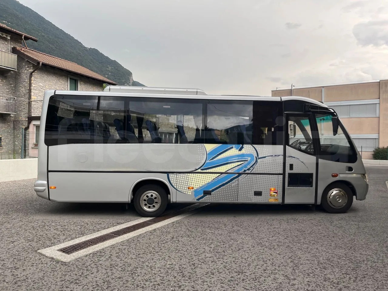 Turistički autobus Mercedes-Benz MB 818 S: slika Turistički autobus Mercedes-Benz MB 818 S