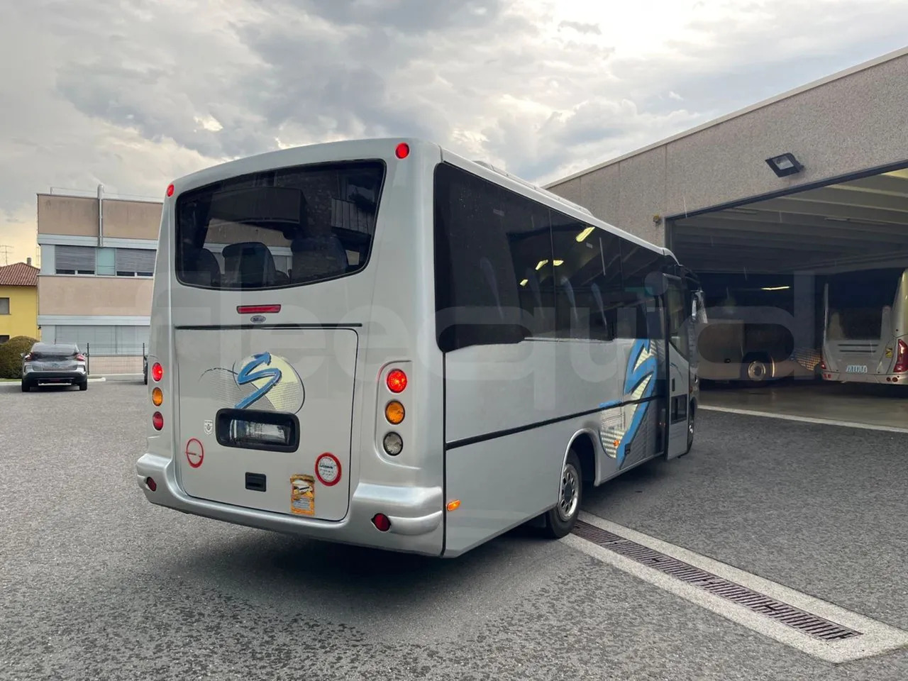 Turistički autobus Mercedes-Benz MB 818 S: slika Turistički autobus Mercedes-Benz MB 818 S