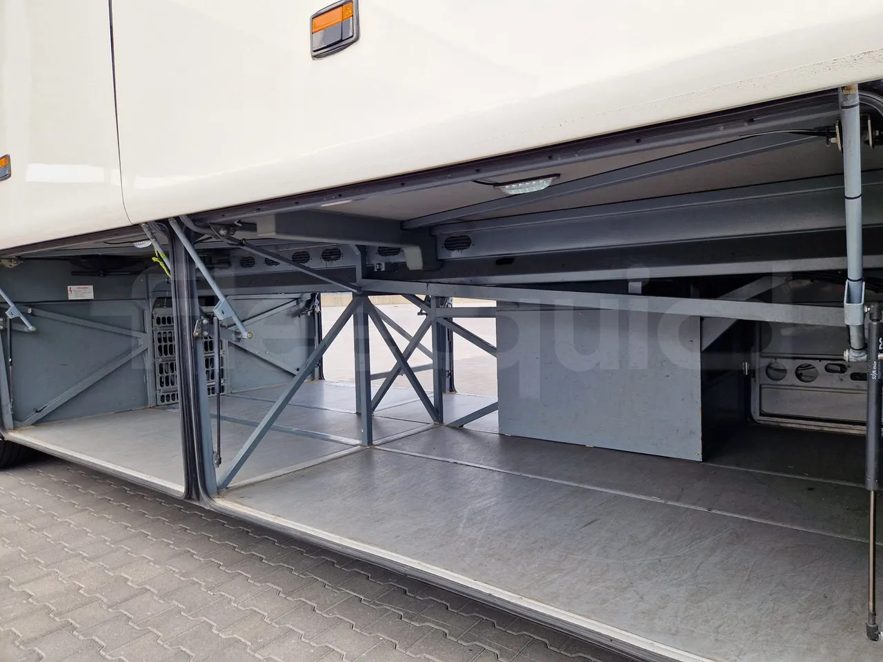 Turistički autobus Mercedes-Benz Tourismo: slika Turistički autobus Mercedes-Benz Tourismo