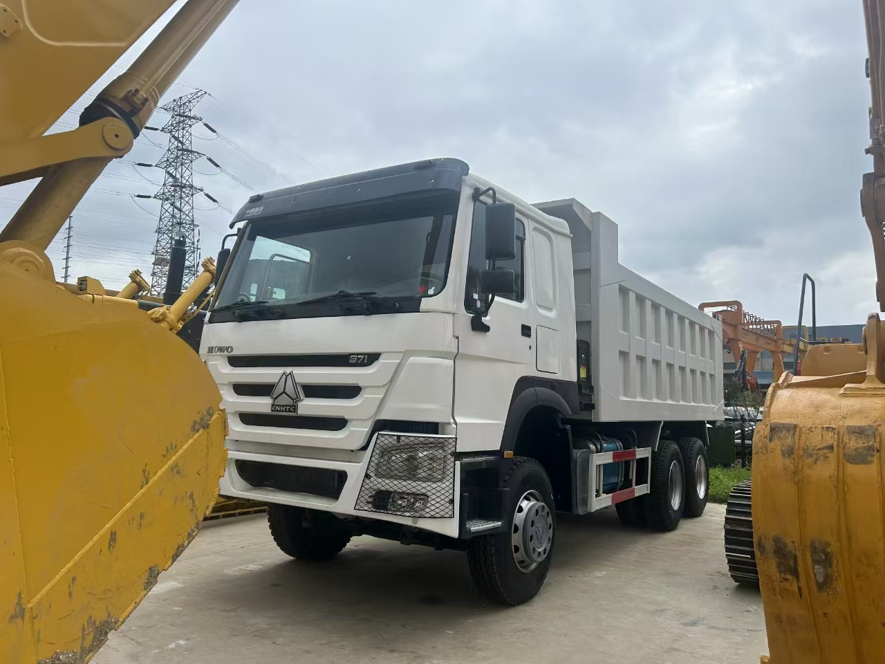 SINOTRUK howo 371 6x4 dump truck SINOTRUK hot sale Customizable - Kiper: slika SINOTRUK howo 371 6x4 dump truck SINOTRUK hot sale Customizable - Kiper SINOTRUK howo 371 6x4 dump truck SINOTRUK hot sale Customizable - Kiper: slika SINOTRUK howo 371 6x4 dump truck SINOTRUK hot sale Customizable - Kiper