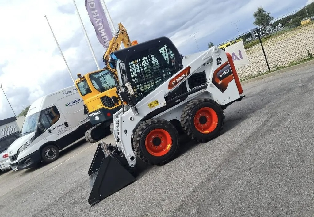 BOBCAT S450 - Mini utovarivač: slika BOBCAT S450 - Mini utovarivač BOBCAT S450 - Mini utovarivač: slika BOBCAT S450 - Mini utovarivač