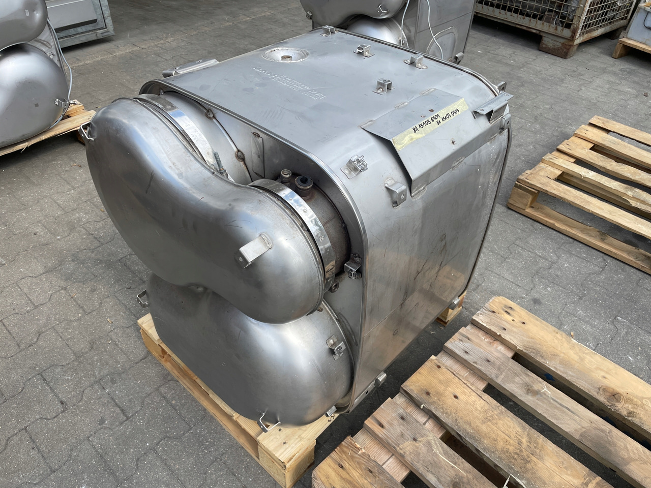 KATALIZATOR MAN TGX TGS EURO 6 DPF TŁUMIK WYDECH 81151036101 - Katalizator za Kamion: slika  KATALIZATOR MAN TGX TGS EURO 6 DPF TŁUMIK WYDECH 81151036101 - Katalizator za Kamion KATALIZATOR MAN TGX TGS EURO 6 DPF TŁUMIK WYDECH 81151036101 - Katalizator za Kamion: slika  KATALIZATOR MAN TGX TGS EURO 6 DPF TŁUMIK WYDECH 81151036101 - Katalizator za Kamion