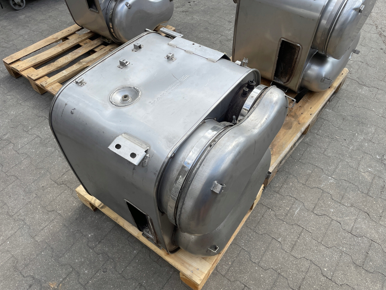 KATALIZATOR MAN TGX TGS EURO 6 DPF TŁUMIK WYDECH 81151036101 - Katalizator za Kamion: slika  KATALIZATOR MAN TGX TGS EURO 6 DPF TŁUMIK WYDECH 81151036101 - Katalizator za Kamion KATALIZATOR MAN TGX TGS EURO 6 DPF TŁUMIK WYDECH 81151036101 - Katalizator za Kamion: slika  KATALIZATOR MAN TGX TGS EURO 6 DPF TŁUMIK WYDECH 81151036101 - Katalizator za Kamion