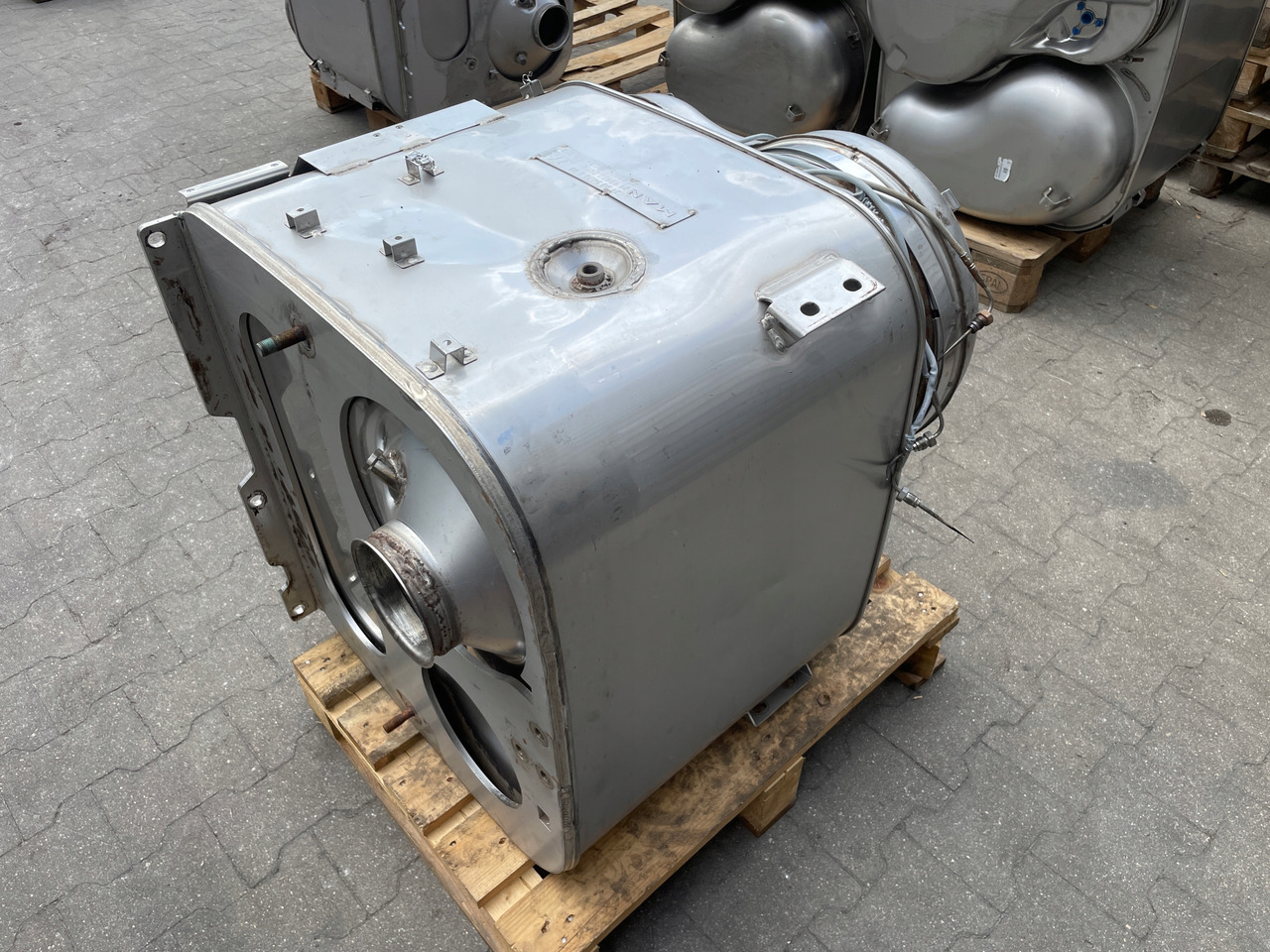 KATALIZATOR MAN TGX TGS EURO 6 DPF TŁUMIK WYDECH 81151036114 - Ispušna cijev za Kamion: slika KATALIZATOR MAN TGX TGS EURO 6 DPF TŁUMIK WYDECH 81151036114 - Ispušna cijev za Kamion KATALIZATOR MAN TGX TGS EURO 6 DPF TŁUMIK WYDECH 81151036114 - Ispušna cijev za Kamion: slika KATALIZATOR MAN TGX TGS EURO 6 DPF TŁUMIK WYDECH 81151036114 - Ispušna cijev za Kamion