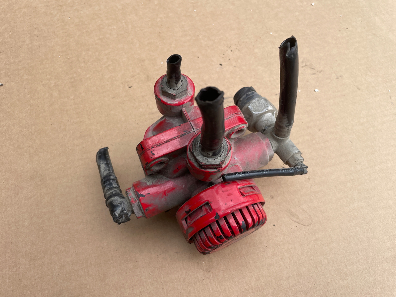 ZAWÓR HAMULCA RĘCZNEGO WABCO MAN TGX TGA TGS 81521166075 - Kočioni ventil za Kamion: slika ZAWÓR HAMULCA RĘCZNEGO WABCO MAN TGX TGA TGS 81521166075 - Kočioni ventil za Kamion ZAWÓR HAMULCA RĘCZNEGO WABCO MAN TGX TGA TGS 81521166075 - Kočioni ventil za Kamion: slika ZAWÓR HAMULCA RĘCZNEGO WABCO MAN TGX TGA TGS 81521166075 - Kočioni ventil za Kamion