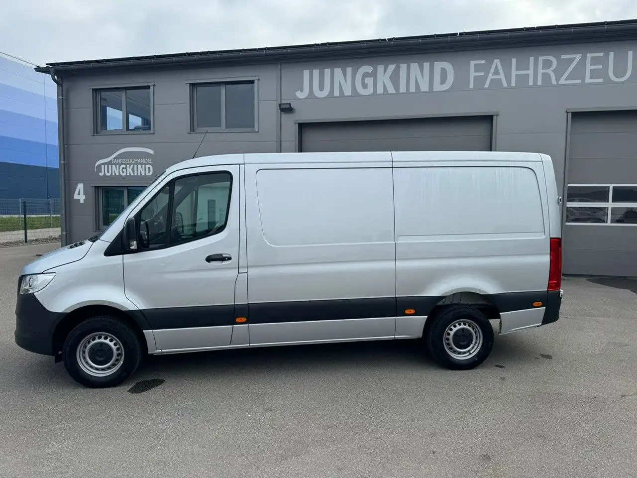 Mercedes-Benz Sprinter 317 CDI Flach Lang Silber Klima MBUX - Furgon: slika Mercedes-Benz Sprinter 317 CDI Flach Lang Silber Klima MBUX - Furgon Mercedes-Benz Sprinter 317 CDI Flach Lang Silber Klima MBUX - Furgon: slika Mercedes-Benz Sprinter 317 CDI Flach Lang Silber Klima MBUX - Furgon