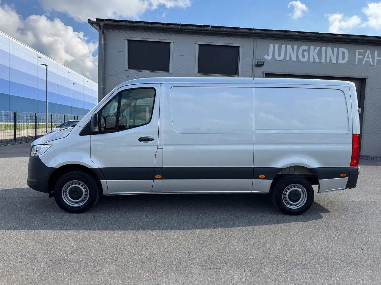 Mercedes-Benz Sprinter 317 CDI Lang Silber MBUX RWD Klima - Furgon: slika Mercedes-Benz Sprinter 317 CDI Lang Silber MBUX RWD Klima - Furgon Mercedes-Benz Sprinter 317 CDI Lang Silber MBUX RWD Klima - Furgon: slika Mercedes-Benz Sprinter 317 CDI Lang Silber MBUX RWD Klima - Furgon