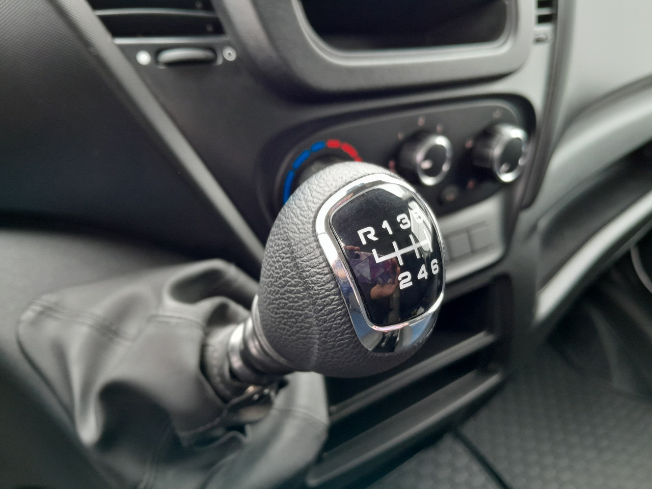 Dostavno vozilo sa zatvorenim sandukom IVECO Daily 35S14: slika Dostavno vozilo sa zatvorenim sandukom IVECO Daily 35S14