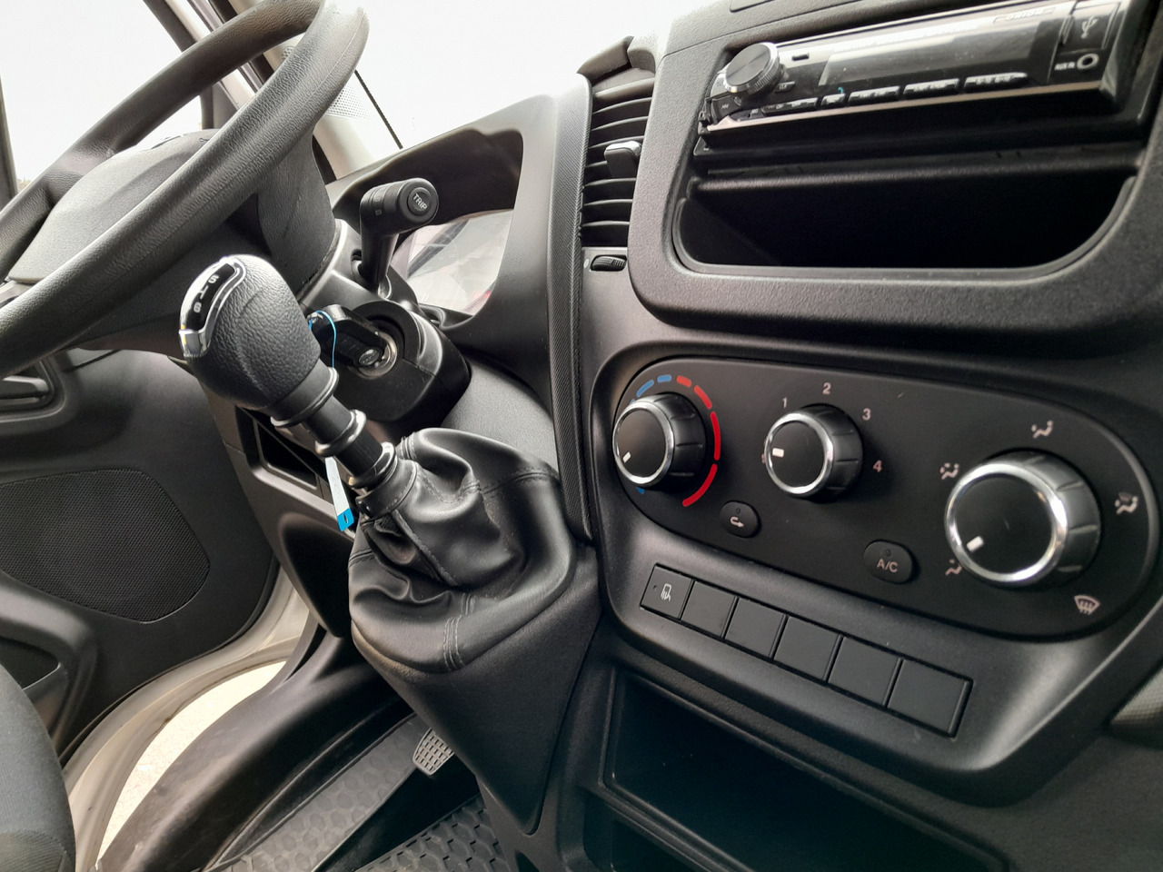 Dostavno vozilo sa zatvorenim sandukom IVECO Daily 35S14: slika Dostavno vozilo sa zatvorenim sandukom IVECO Daily 35S14