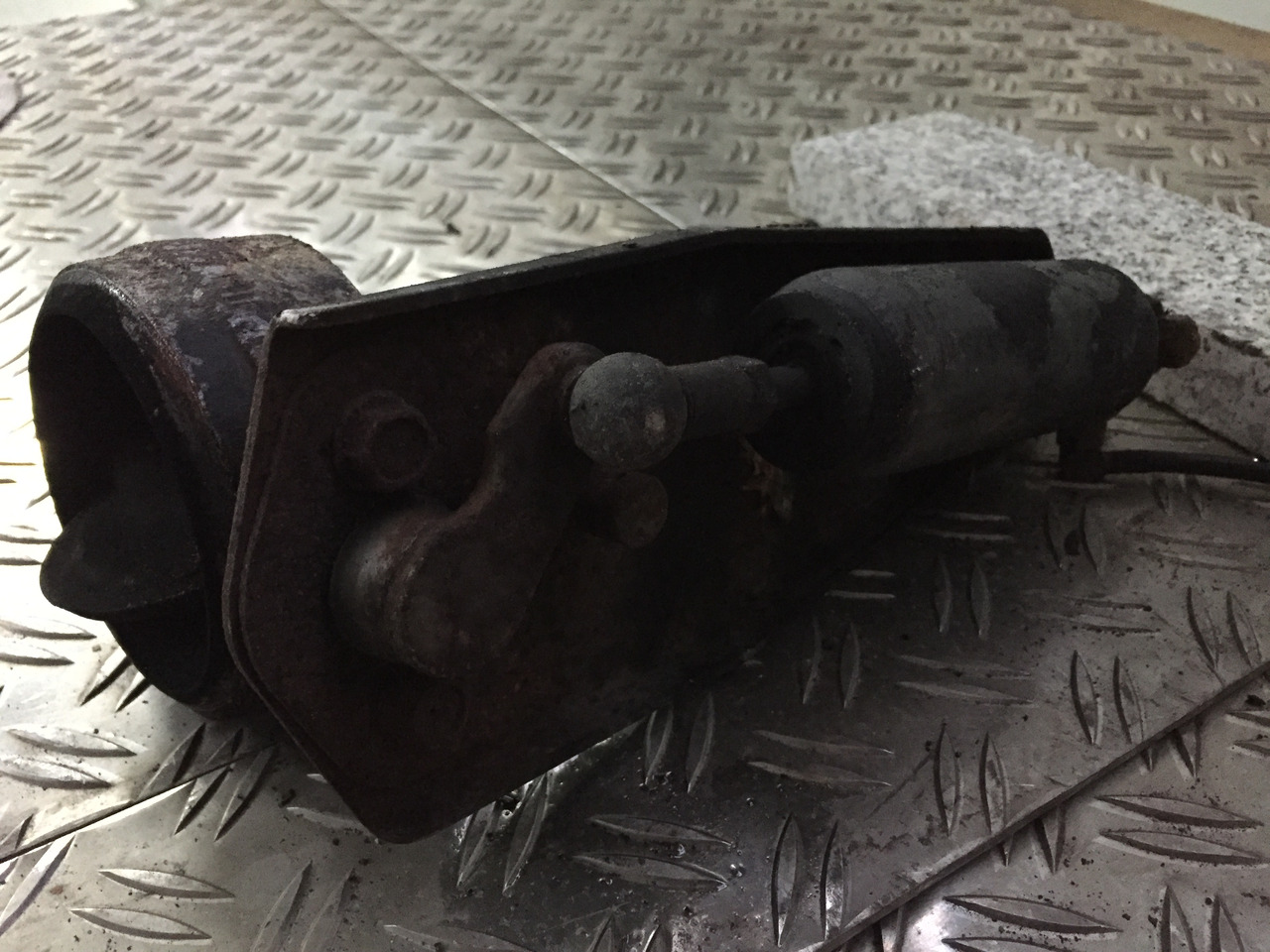 Gebrauchte Motorbremse MAN TGM 15.280, Abgasdrossel, Artikel - Nr.: 81.15601-0035 - Motor i dijelovi za Kamion: slika Gebrauchte Motorbremse MAN TGM 15.280, Abgasdrossel, Artikel - Nr.: 81.15601-0035 - Motor i dijelovi za Kamion Gebrauchte Motorbremse MAN TGM 15.280, Abgasdrossel, Artikel - Nr.: 81.15601-0035 - Motor i dijelovi za Kamion: slika Gebrauchte Motorbremse MAN TGM 15.280, Abgasdrossel, Artikel - Nr.: 81.15601-0035 - Motor i dijelovi za Kamion