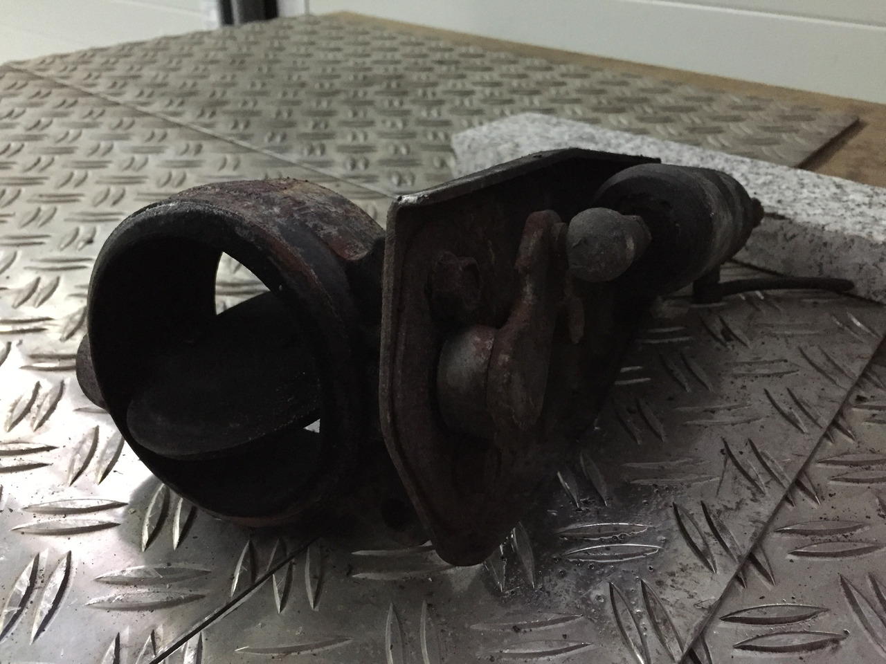 Gebrauchte Motorbremse MAN TGM 15.280, Abgasdrossel, Artikel - Nr.: 81.15601-0035 - Motor i dijelovi za Kamion: slika Gebrauchte Motorbremse MAN TGM 15.280, Abgasdrossel, Artikel - Nr.: 81.15601-0035 - Motor i dijelovi za Kamion Gebrauchte Motorbremse MAN TGM 15.280, Abgasdrossel, Artikel - Nr.: 81.15601-0035 - Motor i dijelovi za Kamion: slika Gebrauchte Motorbremse MAN TGM 15.280, Abgasdrossel, Artikel - Nr.: 81.15601-0035 - Motor i dijelovi za Kamion