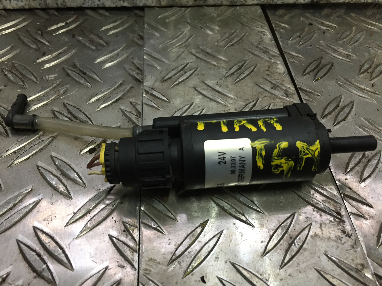 Gebrauchter Scheibenwaschmotor MAN TGM 15.280, Artikel - Nr.: 81.26485-6033 - Vjetrobransko staklo za Kamion: slika Gebrauchter Scheibenwaschmotor MAN TGM 15.280, Artikel - Nr.: 81.26485-6033 - Vjetrobransko staklo za Kamion Gebrauchter Scheibenwaschmotor MAN TGM 15.280, Artikel - Nr.: 81.26485-6033 - Vjetrobransko staklo za Kamion: slika Gebrauchter Scheibenwaschmotor MAN TGM 15.280, Artikel - Nr.: 81.26485-6033 - Vjetrobransko staklo za Kamion