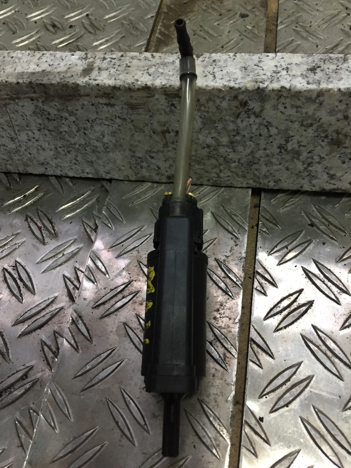 Gebrauchter Scheibenwaschmotor MAN TGM 15.280, Artikel - Nr.: 81.26485-6033 - Vjetrobransko staklo za Kamion: slika Gebrauchter Scheibenwaschmotor MAN TGM 15.280, Artikel - Nr.: 81.26485-6033 - Vjetrobransko staklo za Kamion Gebrauchter Scheibenwaschmotor MAN TGM 15.280, Artikel - Nr.: 81.26485-6033 - Vjetrobransko staklo za Kamion: slika Gebrauchter Scheibenwaschmotor MAN TGM 15.280, Artikel - Nr.: 81.26485-6033 - Vjetrobransko staklo za Kamion