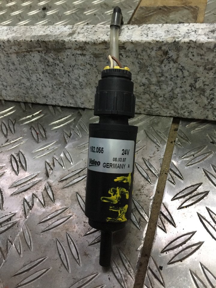 Gebrauchter Scheibenwaschmotor MAN TGM 15.280, Artikel - Nr.: 81.26485-6033 - Vjetrobransko staklo za Kamion: slika Gebrauchter Scheibenwaschmotor MAN TGM 15.280, Artikel - Nr.: 81.26485-6033 - Vjetrobransko staklo za Kamion Gebrauchter Scheibenwaschmotor MAN TGM 15.280, Artikel - Nr.: 81.26485-6033 - Vjetrobransko staklo za Kamion: slika Gebrauchter Scheibenwaschmotor MAN TGM 15.280, Artikel - Nr.: 81.26485-6033 - Vjetrobransko staklo za Kamion