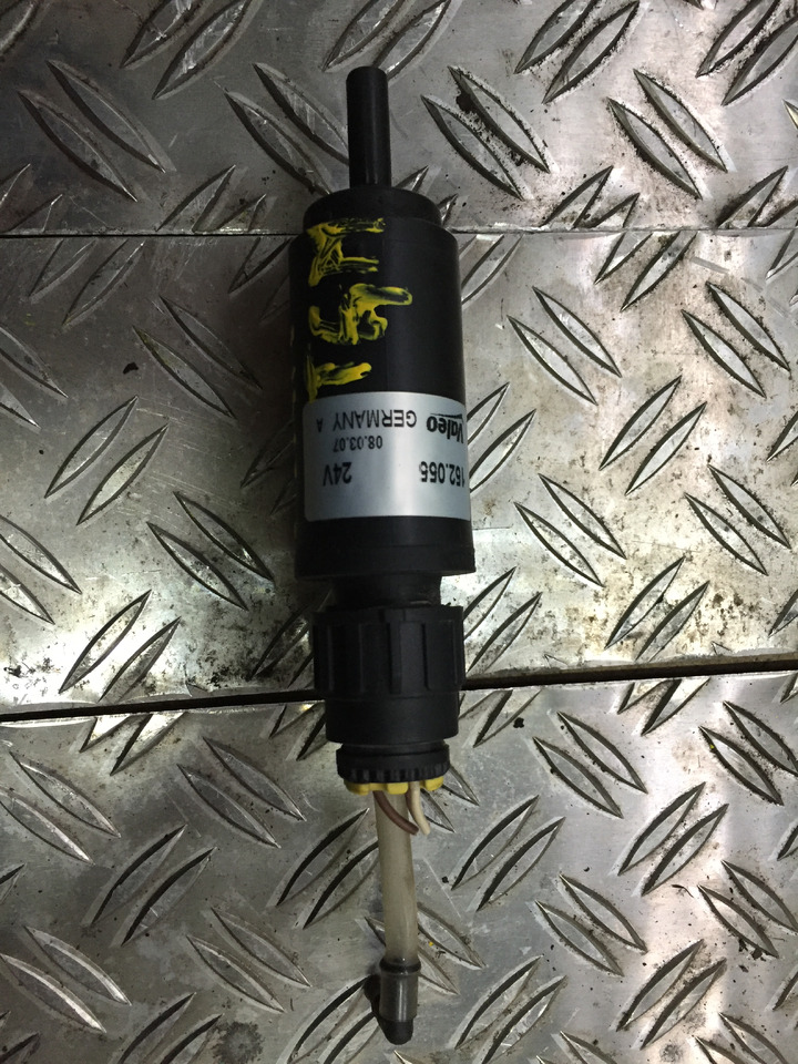 Gebrauchter Scheibenwaschmotor MAN TGM 15.280, Artikel - Nr.: 81.26485-6033 - Vjetrobransko staklo za Kamion: slika Gebrauchter Scheibenwaschmotor MAN TGM 15.280, Artikel - Nr.: 81.26485-6033 - Vjetrobransko staklo za Kamion Gebrauchter Scheibenwaschmotor MAN TGM 15.280, Artikel - Nr.: 81.26485-6033 - Vjetrobransko staklo za Kamion: slika Gebrauchter Scheibenwaschmotor MAN TGM 15.280, Artikel - Nr.: 81.26485-6033 - Vjetrobransko staklo za Kamion