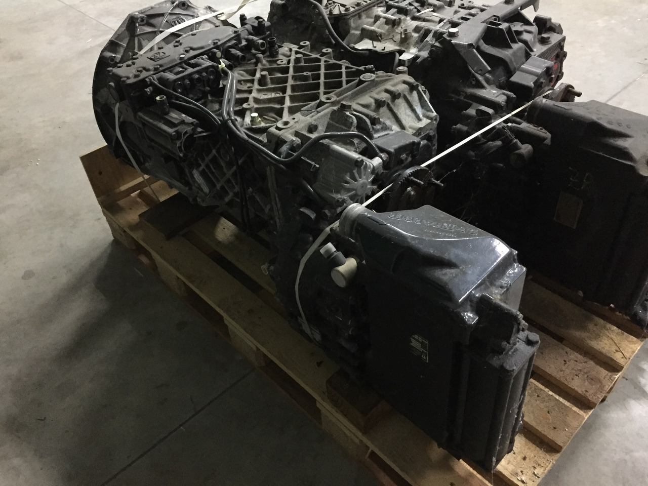 Gebrauchtes Getriebe MAN TGA, Typ : 16S 151, Artikel - Nr. : 81.32003 - 6608 - Mjenjač za Kamion: slika Gebrauchtes Getriebe MAN TGA, Typ : 16S 151, Artikel - Nr. : 81.32003 - 6608 - Mjenjač za Kamion Gebrauchtes Getriebe MAN TGA, Typ : 16S 151, Artikel - Nr. : 81.32003 - 6608 - Mjenjač za Kamion: slika Gebrauchtes Getriebe MAN TGA, Typ : 16S 151, Artikel - Nr. : 81.32003 - 6608 - Mjenjač za Kamion