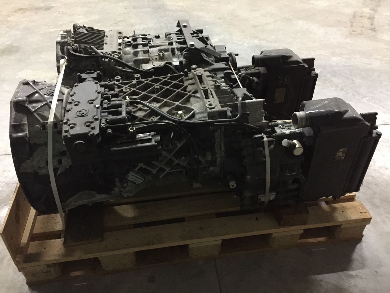 Gebrauchtes Getriebe MAN TGA, Typ : 16S 151, Artikel - Nr. : 81.32003 - 6608 - Mjenjač za Kamion: slika Gebrauchtes Getriebe MAN TGA, Typ : 16S 151, Artikel - Nr. : 81.32003 - 6608 - Mjenjač za Kamion Gebrauchtes Getriebe MAN TGA, Typ : 16S 151, Artikel - Nr. : 81.32003 - 6608 - Mjenjač za Kamion: slika Gebrauchtes Getriebe MAN TGA, Typ : 16S 151, Artikel - Nr. : 81.32003 - 6608 - Mjenjač za Kamion