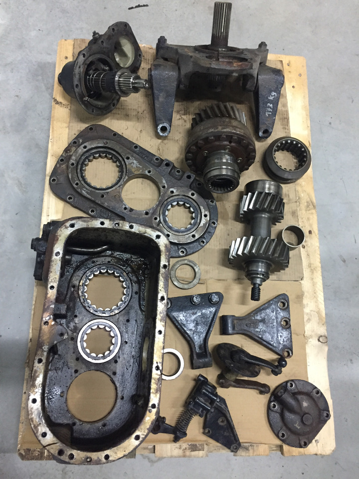 Gebrauchtes MAN Verteilergetriebe / Einzelteile Typ : G 450, Artikel - Nr. : 81.37001 - 7279 - Mjenjač za Kamion: slika Gebrauchtes MAN Verteilergetriebe / Einzelteile Typ : G 450, Artikel - Nr. : 81.37001 - 7279 - Mjenjač za Kamion Gebrauchtes MAN Verteilergetriebe / Einzelteile Typ : G 450, Artikel - Nr. : 81.37001 - 7279 - Mjenjač za Kamion: slika Gebrauchtes MAN Verteilergetriebe / Einzelteile Typ : G 450, Artikel - Nr. : 81.37001 - 7279 - Mjenjač za Kamion