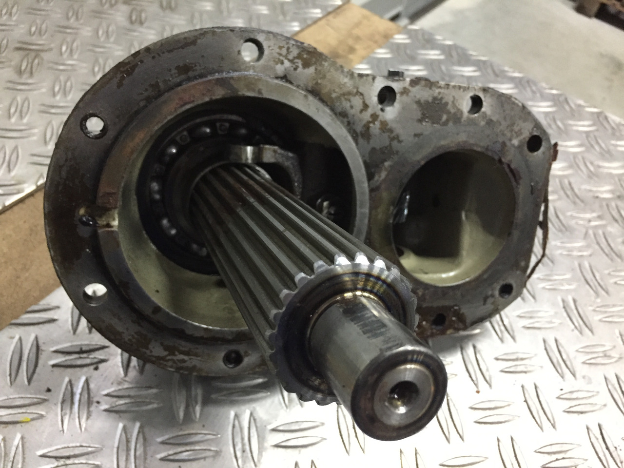 Gebrauchtes MAN Verteilergetriebe / Einzelteile Typ : G 450, Artikel - Nr. : 81.37001 - 7279 - Mjenjač za Kamion: slika Gebrauchtes MAN Verteilergetriebe / Einzelteile Typ : G 450, Artikel - Nr. : 81.37001 - 7279 - Mjenjač za Kamion Gebrauchtes MAN Verteilergetriebe / Einzelteile Typ : G 450, Artikel - Nr. : 81.37001 - 7279 - Mjenjač za Kamion: slika Gebrauchtes MAN Verteilergetriebe / Einzelteile Typ : G 450, Artikel - Nr. : 81.37001 - 7279 - Mjenjač za Kamion