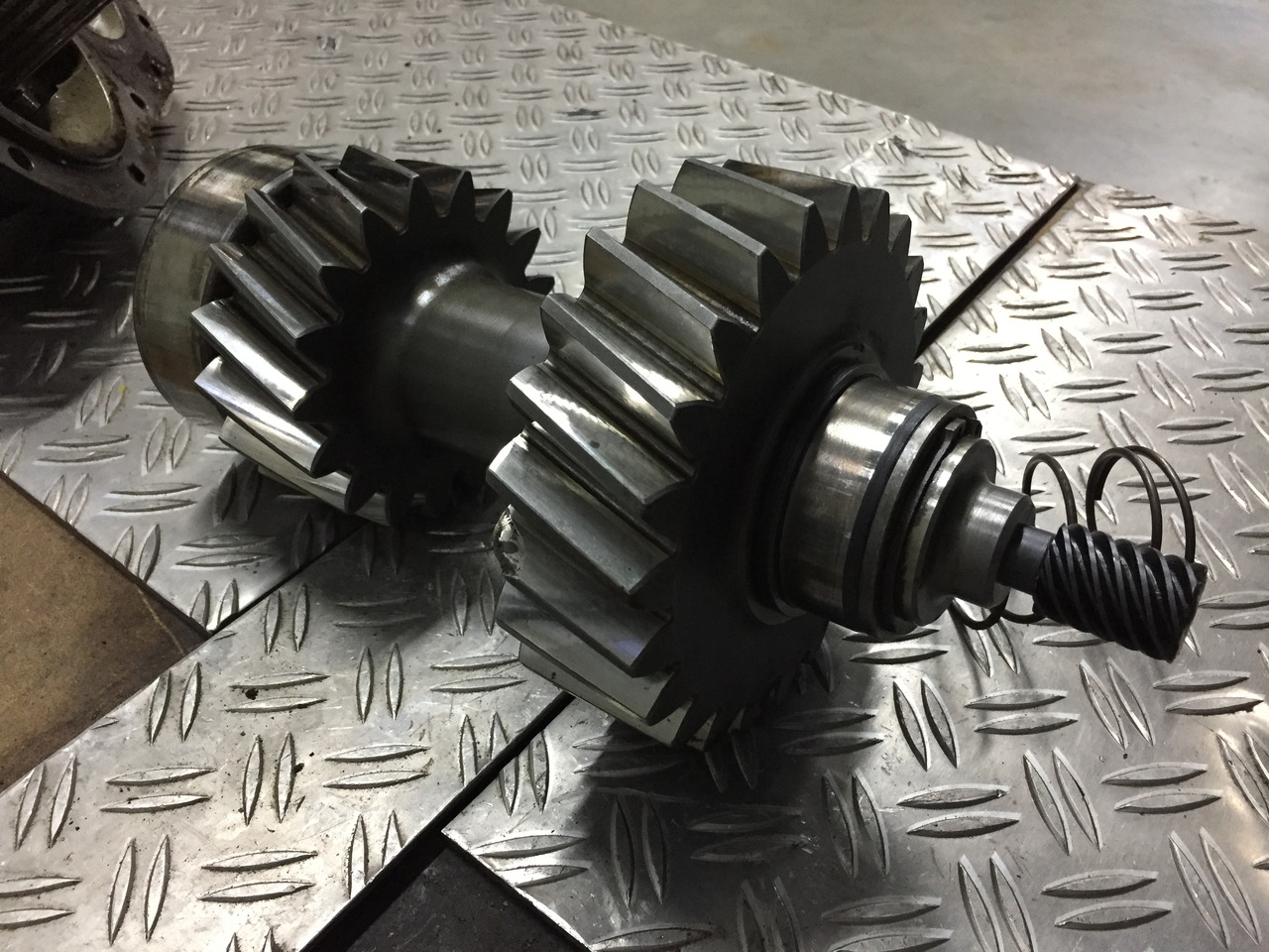 Gebrauchtes MAN Verteilergetriebe / Einzelteile Typ : G 450, Artikel - Nr. : 81.37001 - 7279 - Mjenjač za Kamion: slika Gebrauchtes MAN Verteilergetriebe / Einzelteile Typ : G 450, Artikel - Nr. : 81.37001 - 7279 - Mjenjač za Kamion Gebrauchtes MAN Verteilergetriebe / Einzelteile Typ : G 450, Artikel - Nr. : 81.37001 - 7279 - Mjenjač za Kamion: slika Gebrauchtes MAN Verteilergetriebe / Einzelteile Typ : G 450, Artikel - Nr. : 81.37001 - 7279 - Mjenjač za Kamion