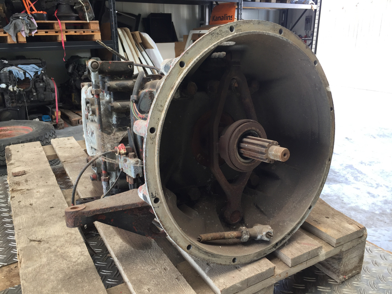 Gebrauchtes ZF Getriebe MAN 17.232, Typ : S6 - 65 + GV - 80, Artikel - Nr. : 81.32002 - 6082 - Mjenjač za Kamion: slika Gebrauchtes ZF Getriebe MAN 17.232, Typ : S6 - 65 + GV - 80, Artikel - Nr. : 81.32002 - 6082 - Mjenjač za Kamion Gebrauchtes ZF Getriebe MAN 17.232, Typ : S6 - 65 + GV - 80, Artikel - Nr. : 81.32002 - 6082 - Mjenjač za Kamion: slika Gebrauchtes ZF Getriebe MAN 17.232, Typ : S6 - 65 + GV - 80, Artikel - Nr. : 81.32002 - 6082 - Mjenjač za Kamion