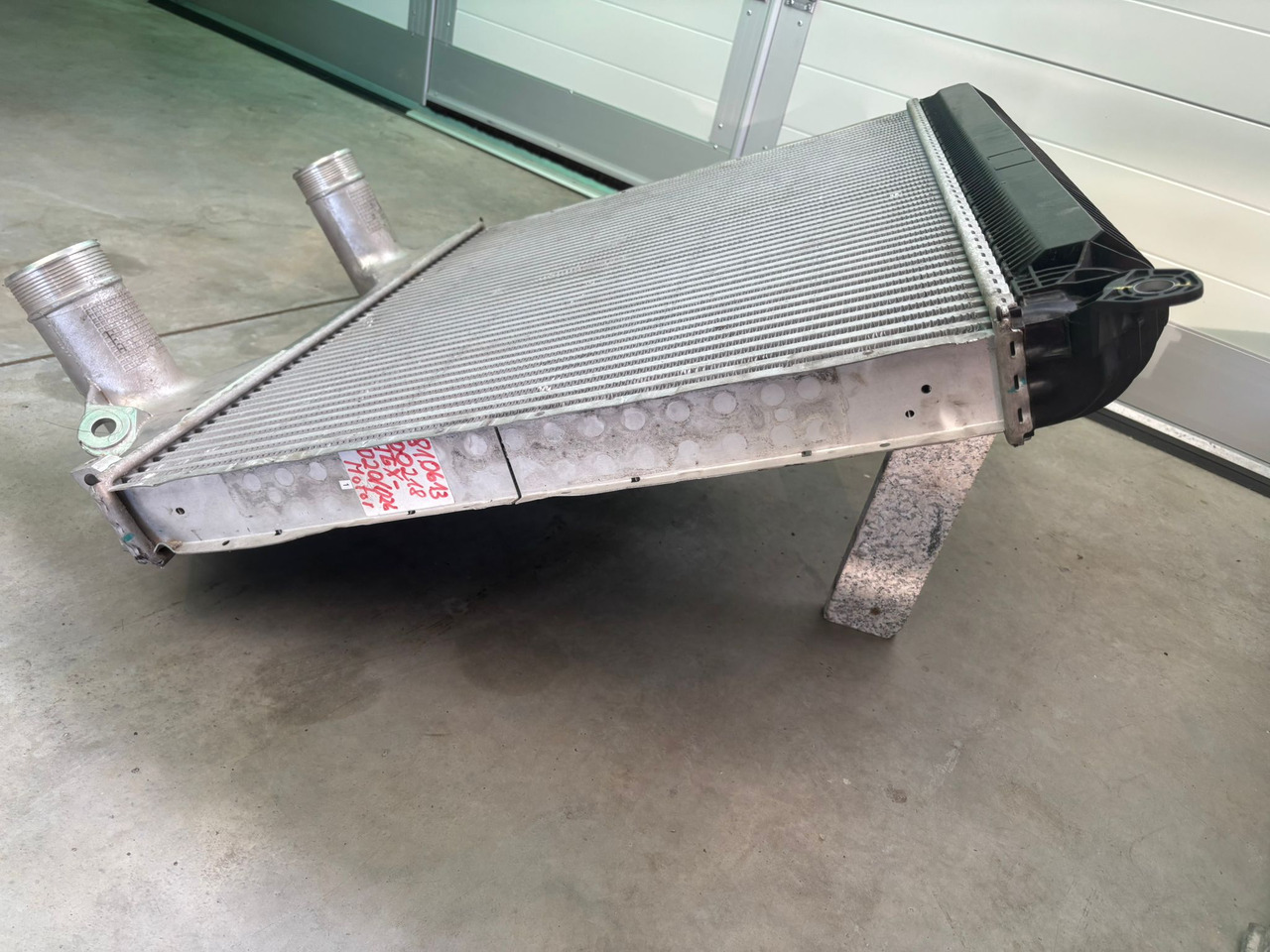 Neuwertiger MAN TGX Ladeluftkühler für D 20 / D 26, Artikel - Nr. : 81.06130 - 0218 - Međuhladnjak za Kamion: slika Neuwertiger MAN TGX Ladeluftkühler für D 20 / D 26, Artikel - Nr. : 81.06130 - 0218 - Međuhladnjak za Kamion Neuwertiger MAN TGX Ladeluftkühler für D 20 / D 26, Artikel - Nr. : 81.06130 - 0218 - Međuhladnjak za Kamion: slika Neuwertiger MAN TGX Ladeluftkühler für D 20 / D 26, Artikel - Nr. : 81.06130 - 0218 - Međuhladnjak za Kamion