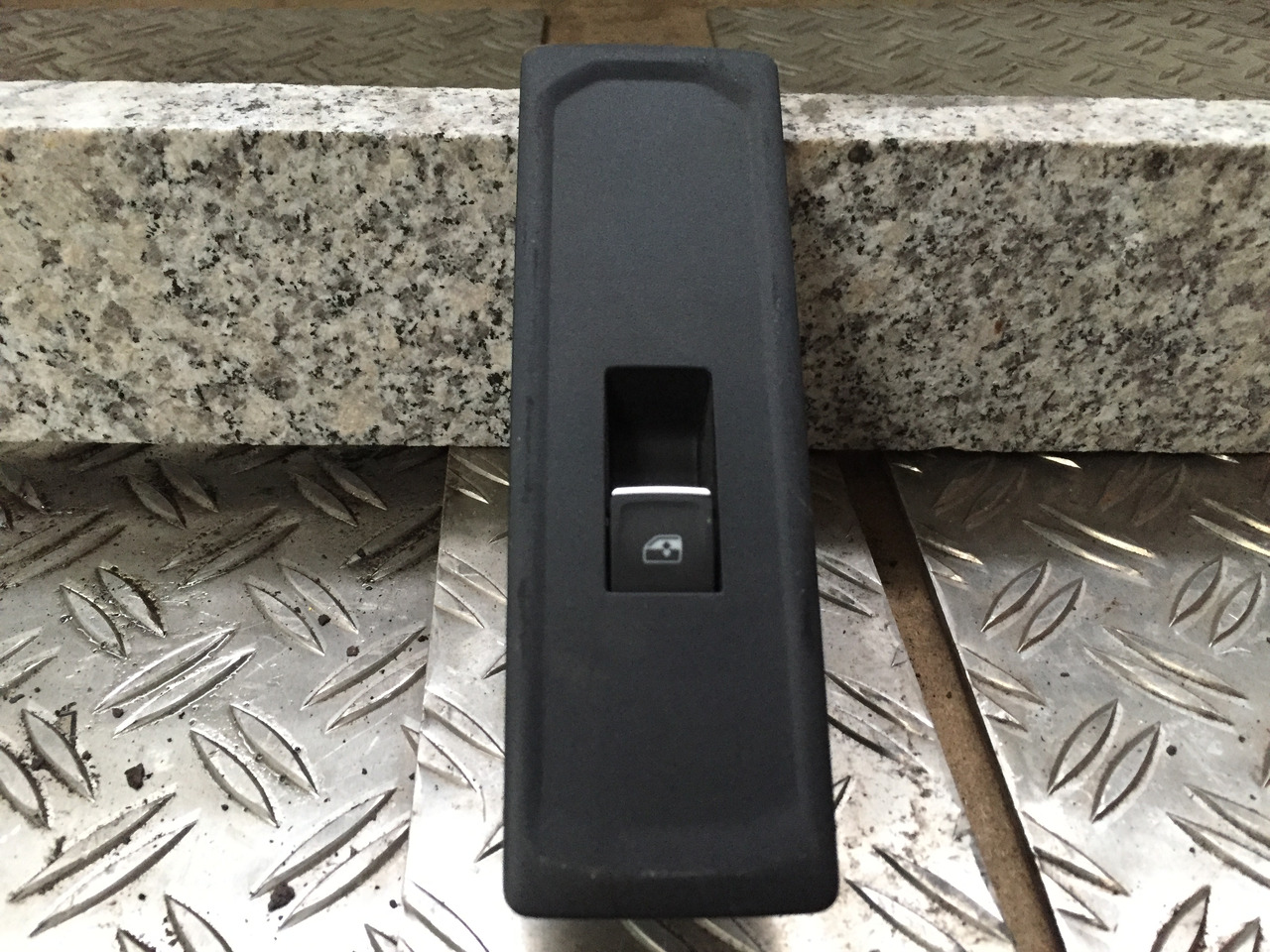 Neuwertiges Türsteuermodul MAN TGM / TG3 rechts, Artikel - Nr.: 81. 99999 - 9999 - Električni sustav za Kamion: slika Neuwertiges Türsteuermodul MAN TGM / TG3 rechts, Artikel - Nr.: 81. 99999 - 9999 - Električni sustav za Kamion Neuwertiges Türsteuermodul MAN TGM / TG3 rechts, Artikel - Nr.: 81. 99999 - 9999 - Električni sustav za Kamion: slika Neuwertiges Türsteuermodul MAN TGM / TG3 rechts, Artikel - Nr.: 81. 99999 - 9999 - Električni sustav za Kamion