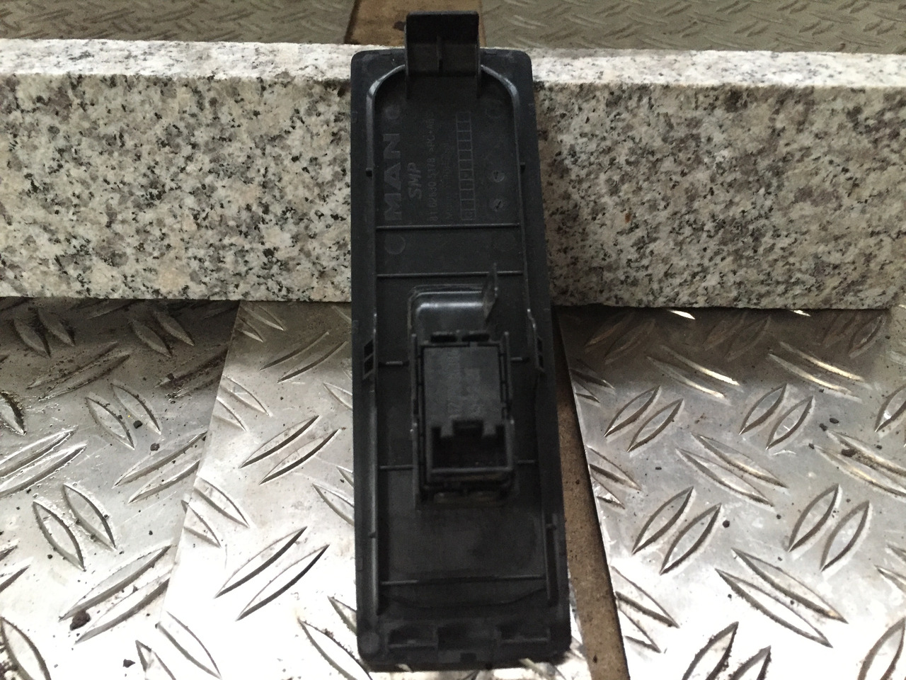 Neuwertiges Türsteuermodul MAN TGM / TG3 rechts, Artikel - Nr.: 81. 99999 - 9999 - Električni sustav za Kamion: slika Neuwertiges Türsteuermodul MAN TGM / TG3 rechts, Artikel - Nr.: 81. 99999 - 9999 - Električni sustav za Kamion Neuwertiges Türsteuermodul MAN TGM / TG3 rechts, Artikel - Nr.: 81. 99999 - 9999 - Električni sustav za Kamion: slika Neuwertiges Türsteuermodul MAN TGM / TG3 rechts, Artikel - Nr.: 81. 99999 - 9999 - Električni sustav za Kamion