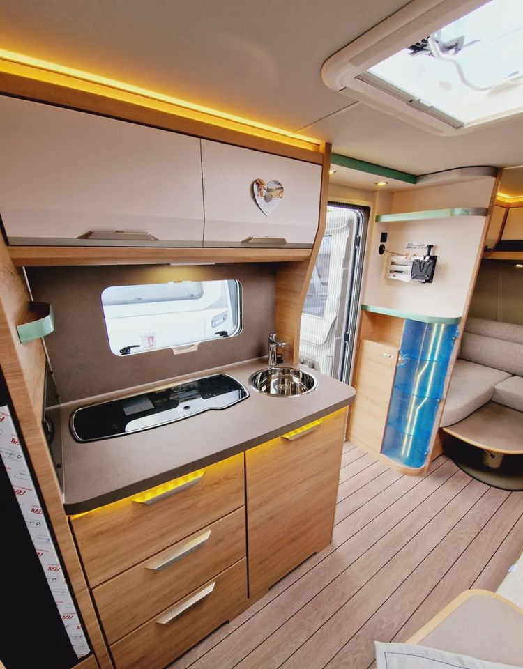 Novi Kamp prikolica KNAUS Sudwind 650 FSK Wersja Jubileuszowa 2023: slika Novi Kamp prikolica KNAUS Sudwind 650 FSK Wersja Jubileuszowa 2023 Novi Kamp prikolica KNAUS Sudwind 650 FSK Wersja Jubileuszowa 2023: slika Novi Kamp prikolica KNAUS Sudwind 650 FSK Wersja Jubileuszowa 2023