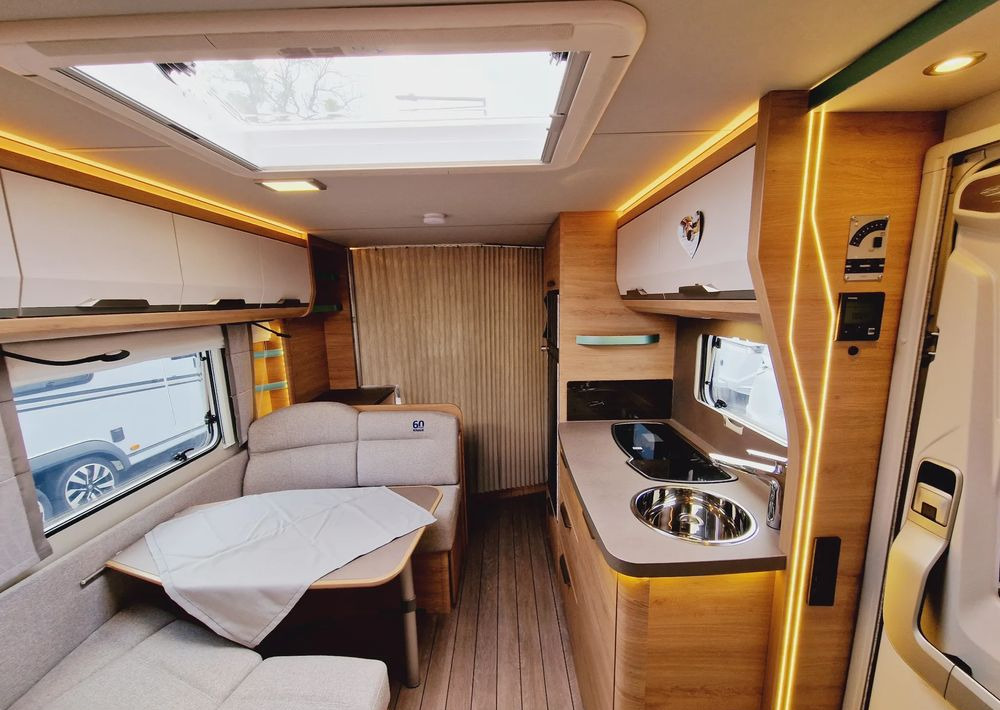 Novi Kamp prikolica KNAUS Sudwind 650 FSK Wersja Jubileuszowa 2023: slika Novi Kamp prikolica KNAUS Sudwind 650 FSK Wersja Jubileuszowa 2023 Novi Kamp prikolica KNAUS Sudwind 650 FSK Wersja Jubileuszowa 2023: slika Novi Kamp prikolica KNAUS Sudwind 650 FSK Wersja Jubileuszowa 2023