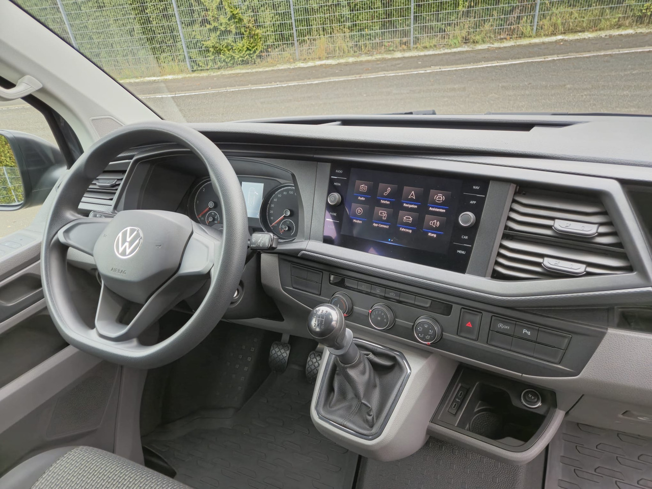 Putnički kombi VOLKSWAGEN T6.1 Transporter Kombi LR/Navi/AppCon./6-Sitzer: slika Putnički kombi VOLKSWAGEN T6.1 Transporter Kombi LR/Navi/AppCon./6-Sitzer Putnički kombi VOLKSWAGEN T6.1 Transporter Kombi LR/Navi/AppCon./6-Sitzer: slika Putnički kombi VOLKSWAGEN T6.1 Transporter Kombi LR/Navi/AppCon./6-Sitzer