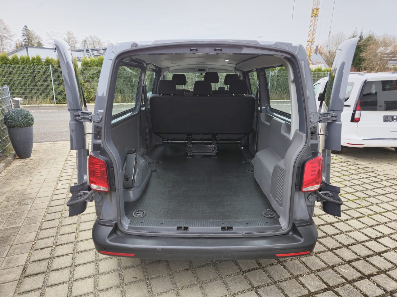 Putnički kombi VOLKSWAGEN T6.1 Transporter Kombi LR/Navi/AppCon./6-Sitzer: slika Putnički kombi VOLKSWAGEN T6.1 Transporter Kombi LR/Navi/AppCon./6-Sitzer Putnički kombi VOLKSWAGEN T6.1 Transporter Kombi LR/Navi/AppCon./6-Sitzer: slika Putnički kombi VOLKSWAGEN T6.1 Transporter Kombi LR/Navi/AppCon./6-Sitzer