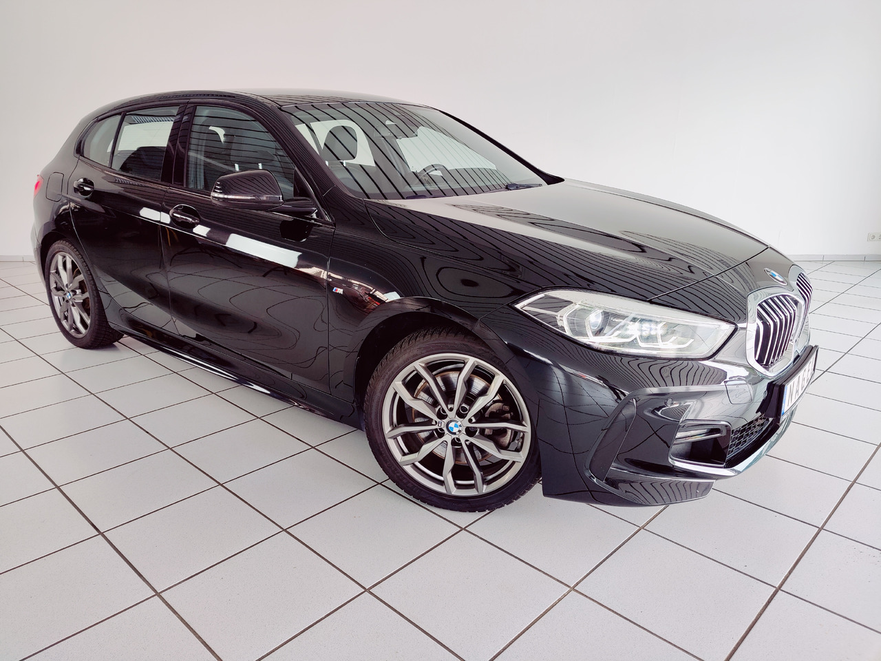 BMW 120 i M Sport RTTI LiveCockpit Head-up Navi - Limuzina: slika BMW 120 i M Sport RTTI LiveCockpit Head-up Navi - Limuzina BMW 120 i M Sport RTTI LiveCockpit Head-up Navi - Limuzina: slika BMW 120 i M Sport RTTI LiveCockpit Head-up Navi - Limuzina