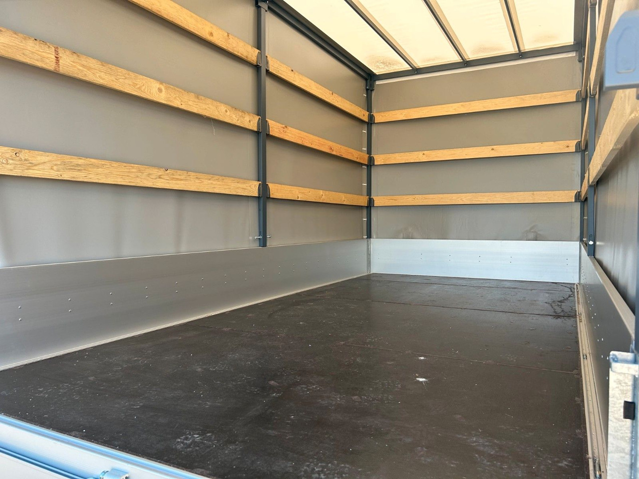 Fiat DUCATO XLWB MAXI Pritsche+Plane - Dostavno vozilo s ceradom: slika Fiat DUCATO XLWB MAXI Pritsche+Plane - Dostavno vozilo s ceradom Fiat DUCATO XLWB MAXI Pritsche+Plane - Dostavno vozilo s ceradom: slika Fiat DUCATO XLWB MAXI Pritsche+Plane - Dostavno vozilo s ceradom